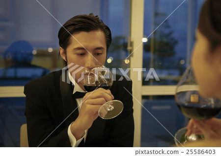 一個女人喝紅酒 一個女人喝紅酒 25586403