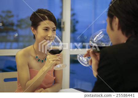 一個女人喝紅酒 一個女人喝紅酒 25586441