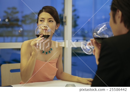 一個女人喝紅酒 25586442