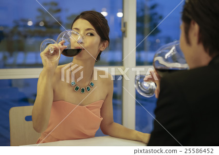 一個女人喝紅酒 25586452