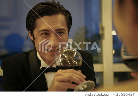 一個女人喝紅酒 一個女人喝紅酒 25586457