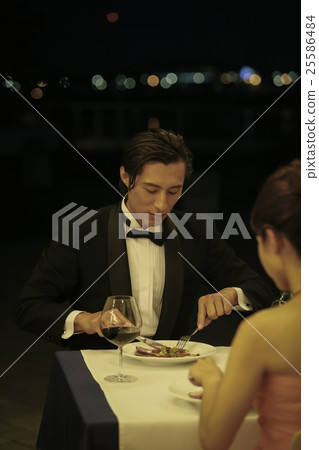 Dinner date 25586484