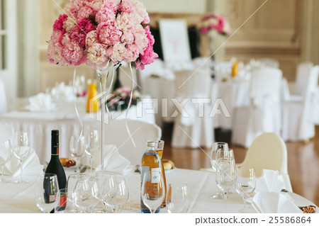 Classy dinner tables decorated with magnificent Classy dinner tables decorated with magnificent 25586864