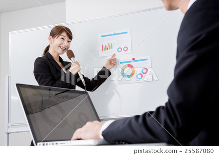 Businessmen participating in business seminars Businessmen participating in business seminars 25587080