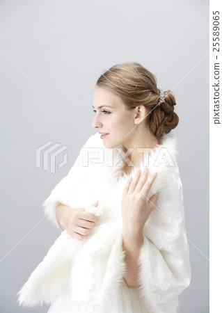 Bridal Beauty Shot Bridal Cape 25589065