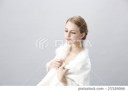 Bridal Beauty Shot Bridal Cape 25589066