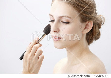 Bridal Beauty Shot May Caps 25589212