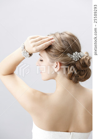 Bridal beauty shot 25589293