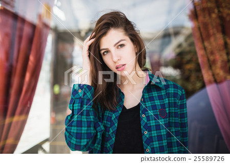 Urban fashionable girl posing outdoors in the city 25589726