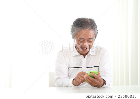 操作智能手機的老人 25590813