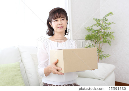 Senior with cardboard Senior with cardboard 25591380