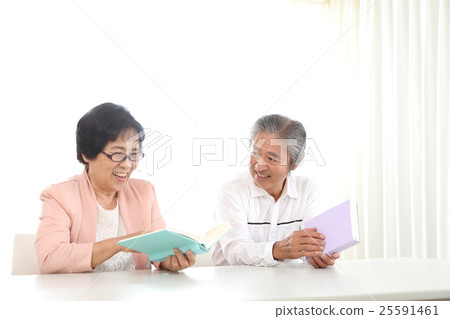 Senior couple reading 25591461