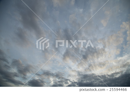 天空在10月晚上在晚上黃昏在日落複製空間字符空間 天空在10月晚上在晚上黃昏在日落複製空間字符空間 25594466