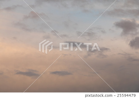 天空在10月晚上在晚上黃昏在日落複製空間字符空間 天空在10月晚上在晚上黃昏在日落複製空間字符空間 25594479