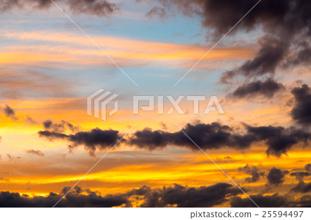 天空在10月晚上在晚上黃昏在日落複製空間字符空間 25594497