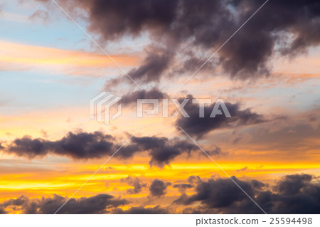 天空在10月晚上在晚上黃昏在日落複製空間字符空間 25594498