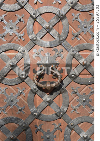 Old wooden door 25597303
