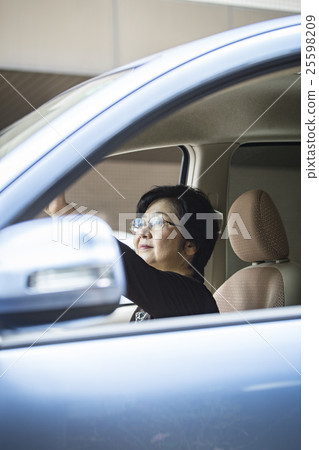 駕駛老人 駕駛老人 25598209