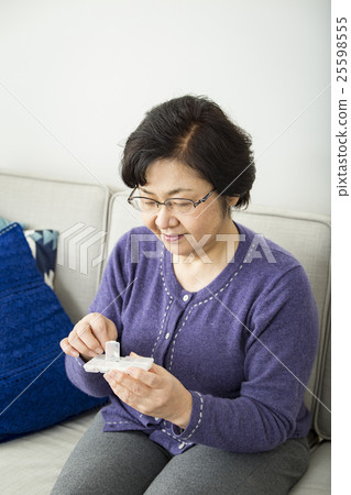 Senior woman with poor physical condition Senior woman with poor physical condition 25598555