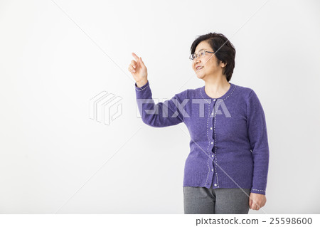 與白色後面的資深女孩圖片 與白色後面的資深女孩圖片 25598600