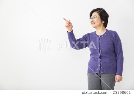 與白色後面的資深女孩圖片 與白色後面的資深女孩圖片 25598601