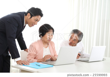 學習個人電腦的資深夫婦 25599993