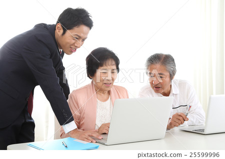 學習個人電腦的資深夫婦 25599996