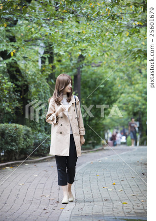 young woman      25601679