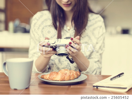 Woman Thinking Dreaming Concentration Project Concept Woman Thinking Dreaming Concentration Project Concept 25605452