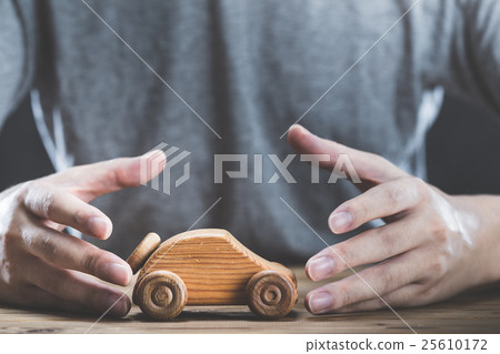 男人有汽車玩具 25610172