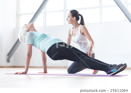 Young female coach helping a woman Young female coach helping a woman 25611064