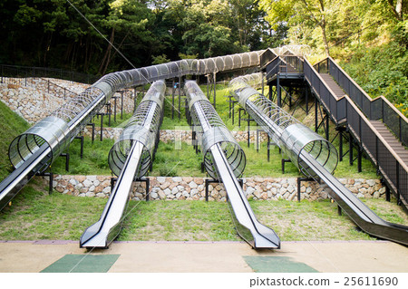 在公園裡滑行 在公園裡滑行 25611690