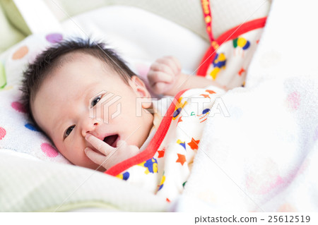 Newborn baby 25612519