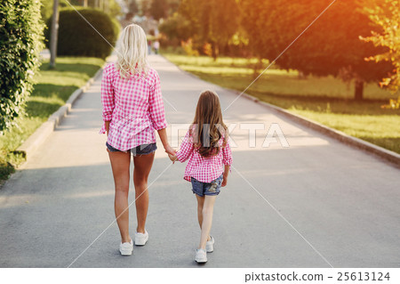 young family mother and daughter 25613124
