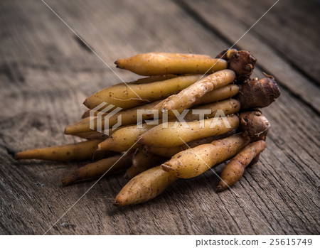 Fingerroot herb on wood background 25615749