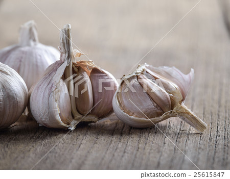 garlic on wooden 25615847