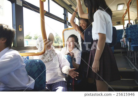 Junior high school girls who talk to bus grandma grandma Junior high school girls who talk to bus grandma grandma 25615946