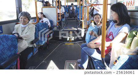 公交車內部圖像 公交車內部圖像 25616061