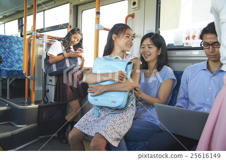 公共汽車內部父母和孩子 25616149