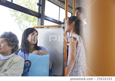 公共汽車內部父母和孩子 公共汽車內部父母和孩子 25616191
