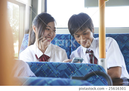 Bus school high school student couple 25616301