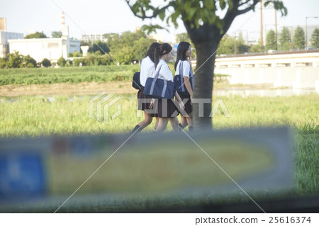 初中女生在回家的路上 初中女生在回家的路上 25616374
