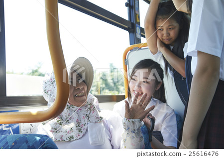 Junior high school girls who talk to bus grandma grandma Junior high school girls who talk to bus grandma grandma 25616476