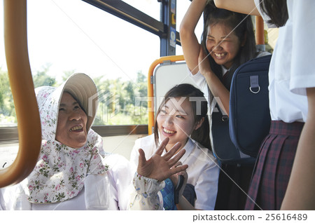 與公交奶奶奶奶交談的初中女生 25616489