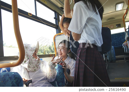 與公交奶奶奶奶交談的初中女生 25616490