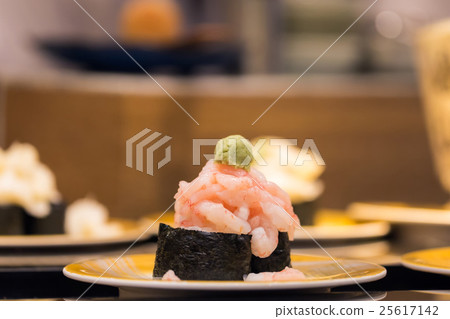 Sushi roll with shrimp and seaweed Sushi roll with shrimp and seaweed 25617142