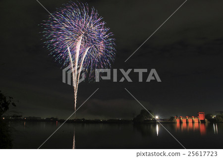 Kita Ward fireworks party and former Iwabuchi water gate light up 25617723