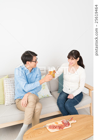 A couple drinking beer 25619464