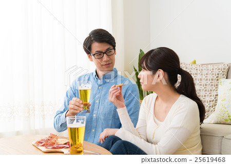 A couple drinking beer 25619468
