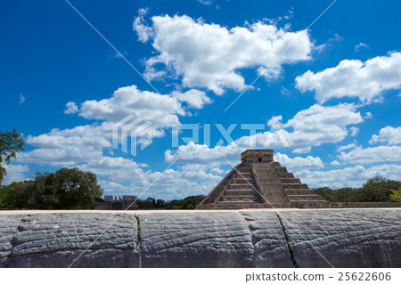 Kukulkan Pyramid in Chichen Itza Site, Mexico Kukulkan Pyramid in Chichen Itza Site, Mexico 25622606
